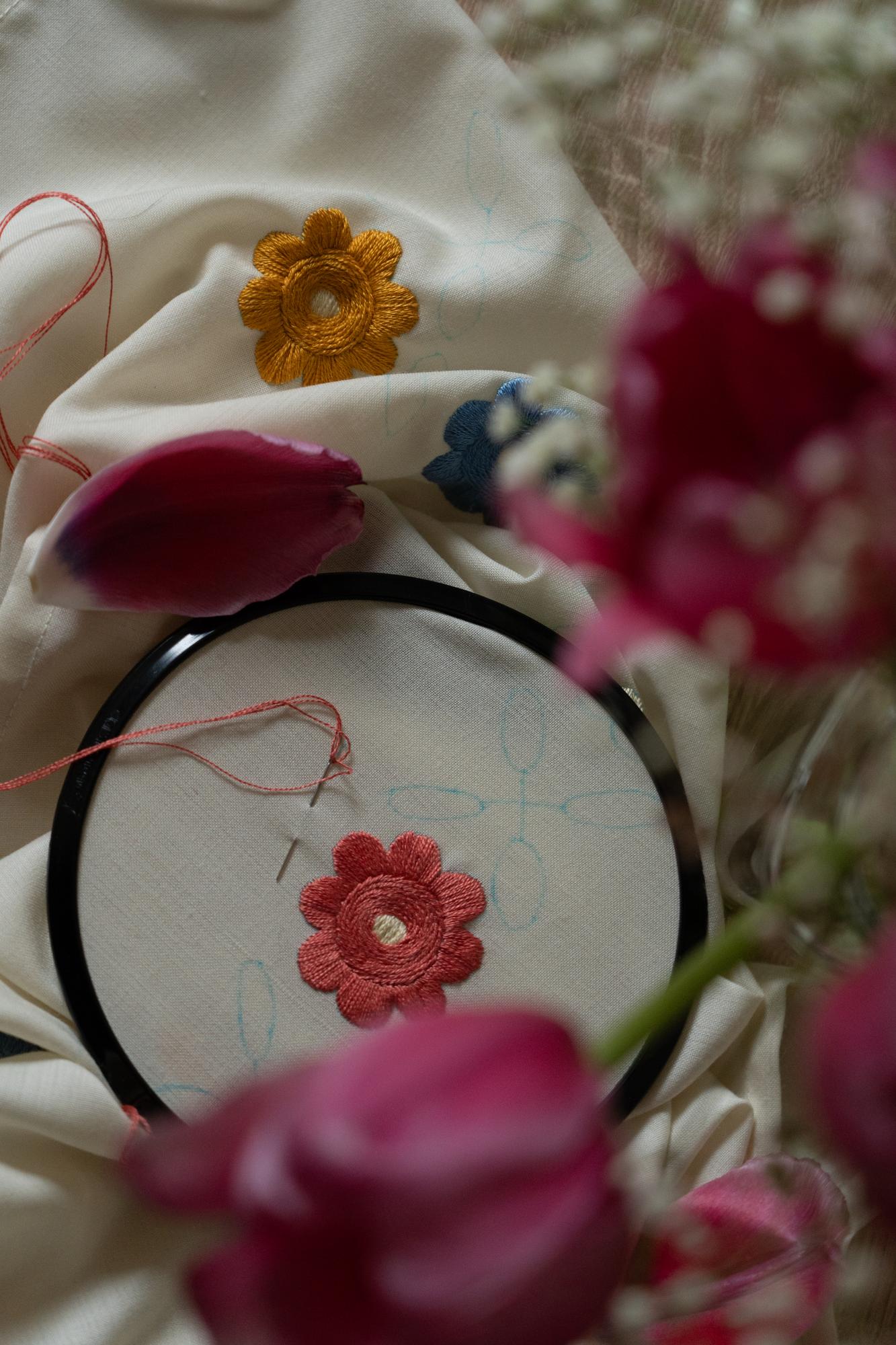 Dettaglio tessuto ricamato su telaio in atelier
